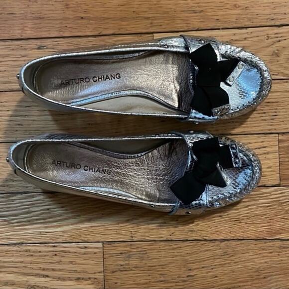 Womens Size 7 Arturo Chiang Silver Slip on Flats Silver snake skin look with bla - Picture 1 of 5